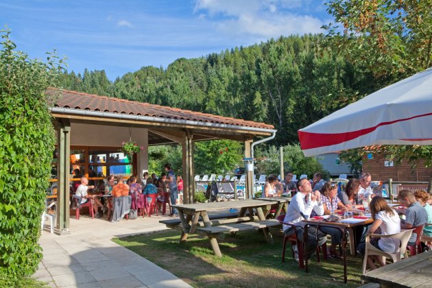 Terrasse restaurant a cot de la piscine