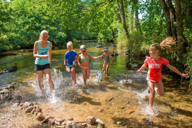 Enfants sur la riviere vaubarlet NPS NEWPHOXSTUDIO