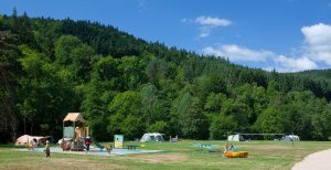 7 camping de vaubarlet auvergne aire de jeux