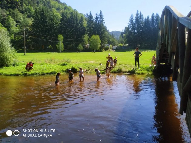 enfants riviere