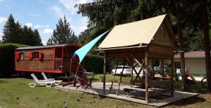 ROULOTTE AVEC TENTE SUR PILOTIS