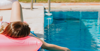 detente au bord du piscine